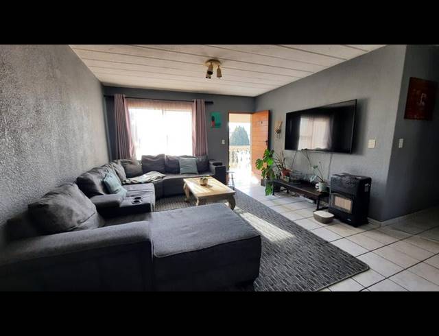 2 BEDROOM APARTMENT FOR SALE IN VAALPARK